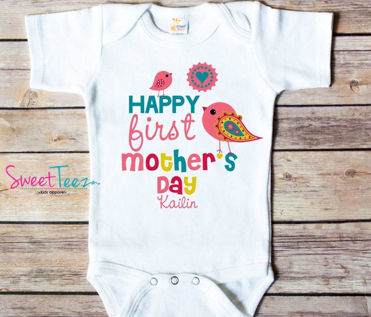 http://sweetteezllc.com/cdn/shop/products/first-mothers-day-gift-personalized-first-mothers-day-gift-my-first-mothers-day-gifts-1st-mothers-day-shirt-1st-mothers-day-bodysuit-209296_1200x1200.jpg?v=1613242529